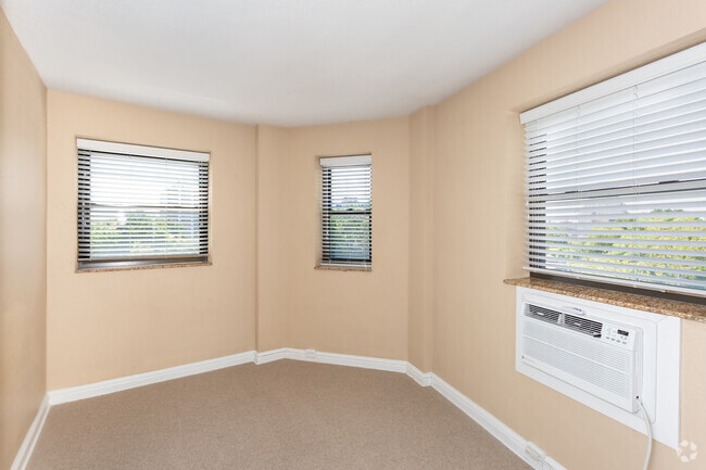 2BR, 1BA - 708 SF - Convent Gardens Apartments