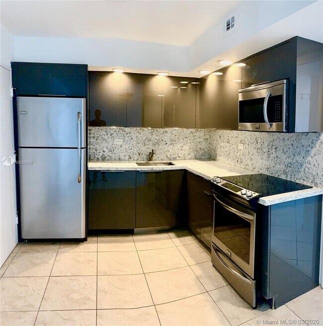 Building Photo - 5555 Collins Ave