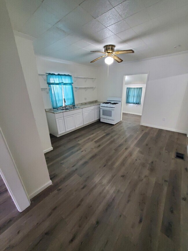 Foto del edificio - 2 Bedroom on Powell Ave