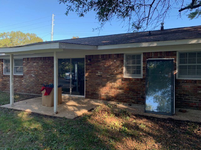 Building Photo - Large Yard 3/1 HCVP OK