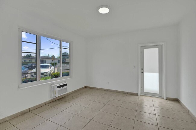 Foto del edificio - 2160 Bay Dr