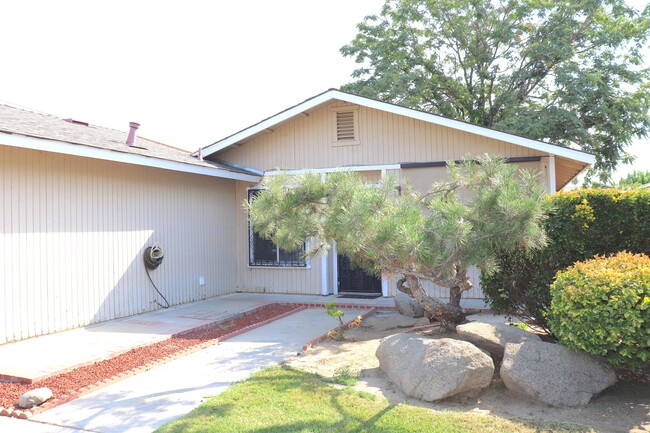 Building Photo - 400 S Crawford Ave