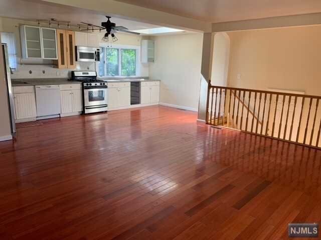 Building Photo - 323 Parkside Dr