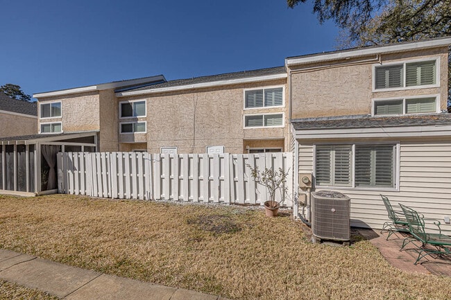 Building Photo - 1000 Mallery Street Ext