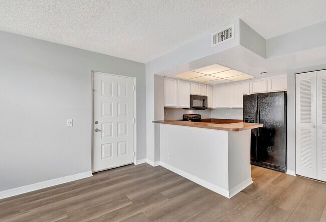 Building Photo - 738 Executive Center Dr