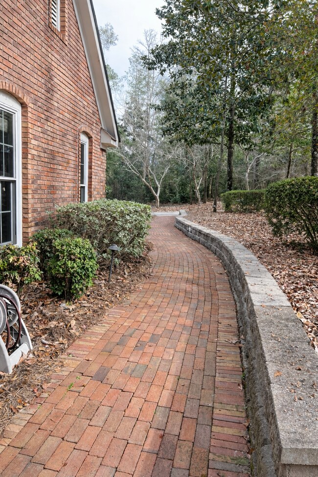 Building Photo - 213 Falcon Crest