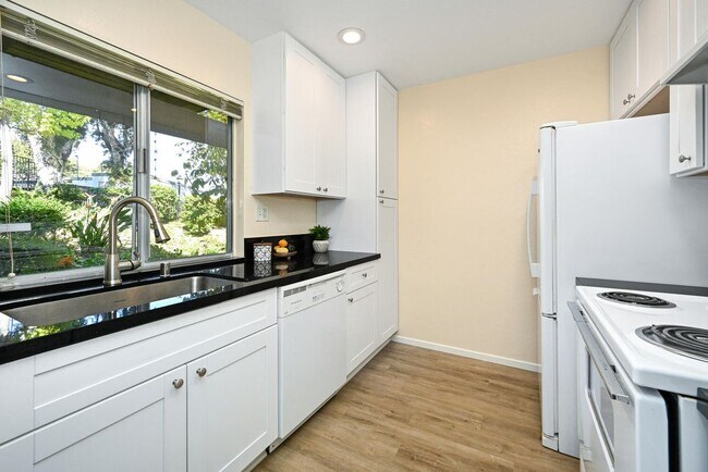 Foto del edificio - 23732 Hillhurst Dr