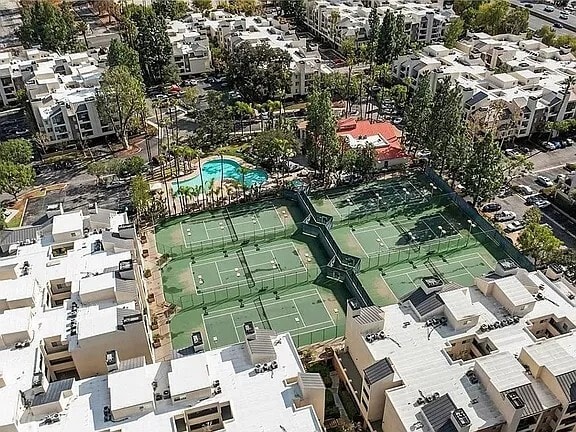 Building Photo - 5530 Owensmouth Ave