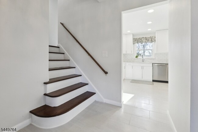 Building Photo - 287 Country Club Dr