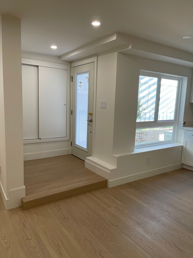 Building Photo - 633 Rocca Ave