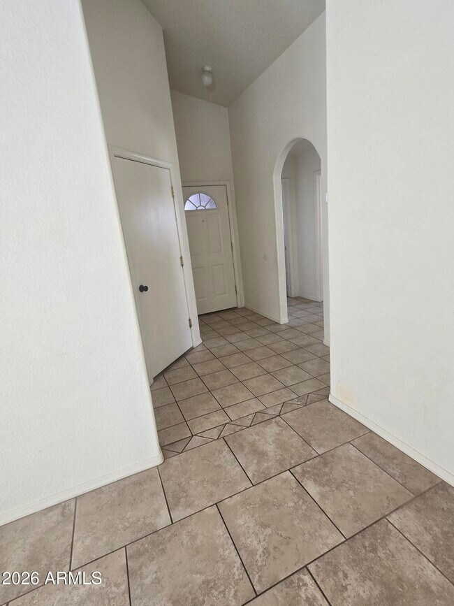 Foto del edificio - 1001 Montrose Ave