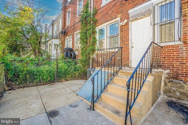 Building Photo - Beautiful Front-Porch Row - Germantown