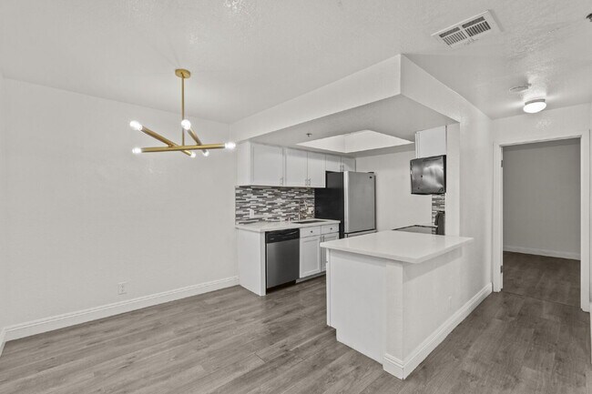 Foto del edificio - "Spacious 2-Bed, 2-Bath Condo Retreat in the Heart of Las Vegas!"