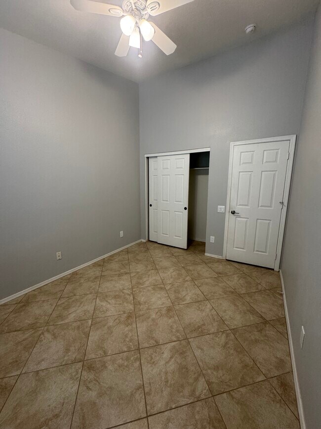 Building Photo - 2523 E Parkside LN