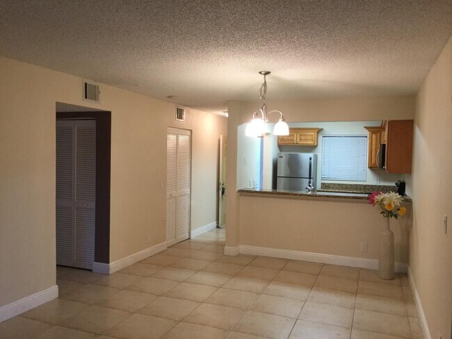 Building Photo - 1475 Lake Crystal Dr