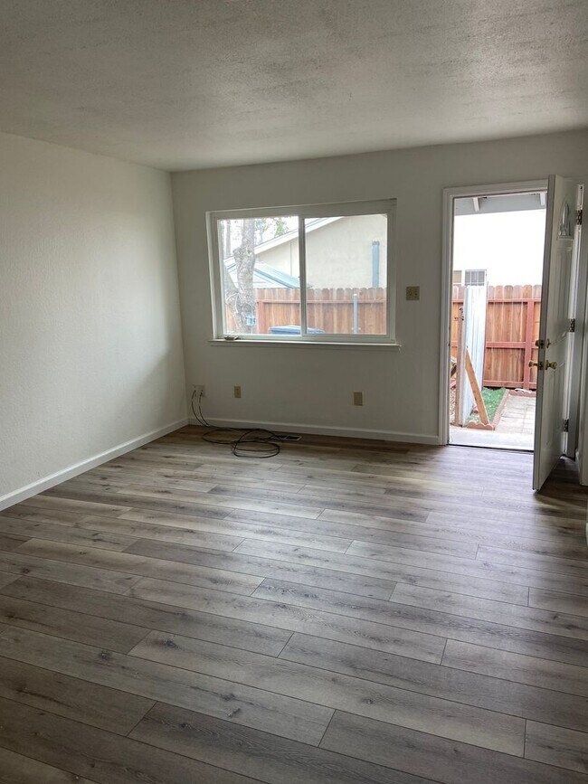 Building Photo - Duplex - Super clean 2 bdrm, 1 bath