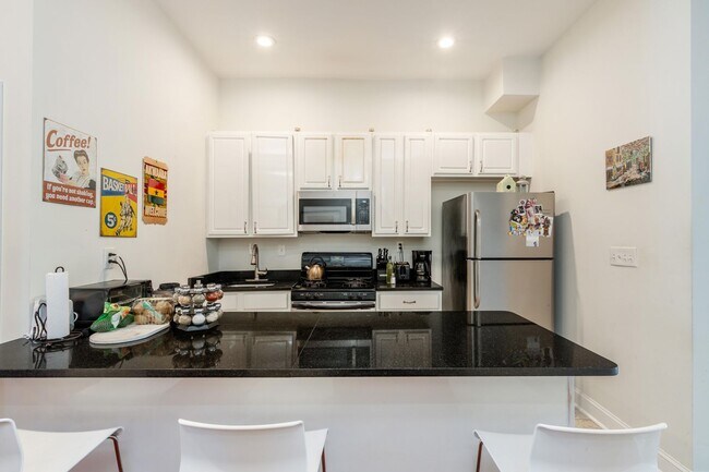 Foto del edificio - Stunning, Chic 2-Bedroom Apartment in the ...