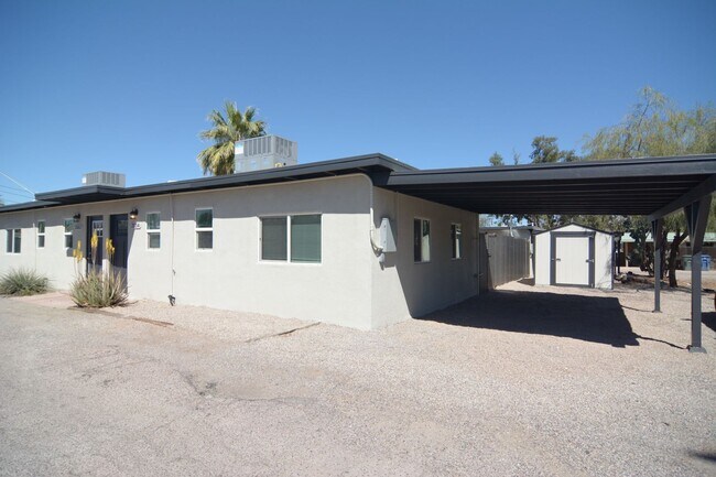 Building Photo - Remodeled 2 Bedroom 1 Bath Duplex! Great Central Tucson Location!