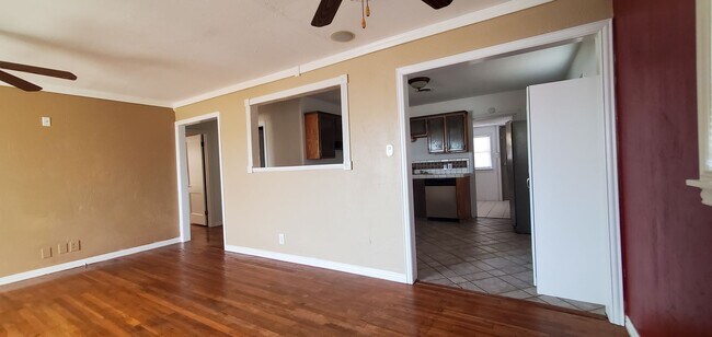 Foto del edificio - 2BR/1BA Home Featuring Stainless Steel Appliances & Private Backyard