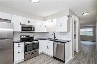 Building Photo - 302 Sal Blvd