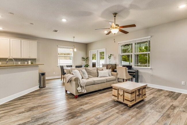 Building Photo - Bright and beautiful home in Windward Cove...
