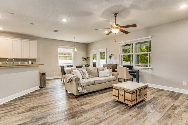 Foto del edificio - Bright and beautiful home in Windward Cove...