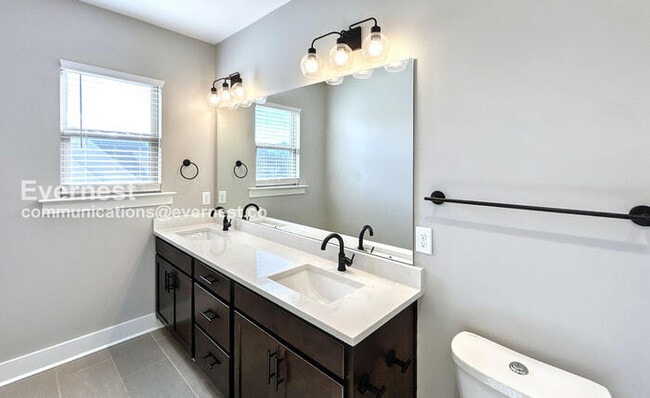 Foto del edificio - 208 Thompson Park Dr