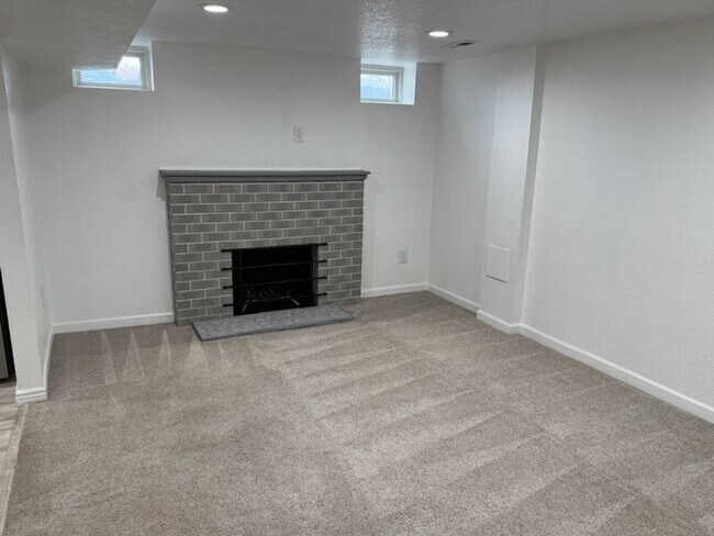 Foto del edificio - Wonderful updated basement apartment - Available NOW!