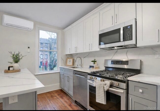 Building Photo - 171 Chambers St