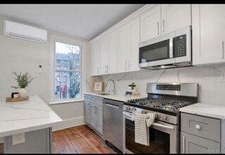 Building Photo - 171 Chambers St