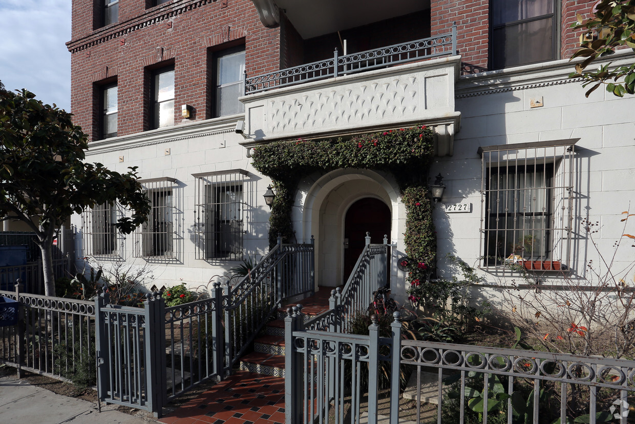 Building Photo - Budlong Apartments