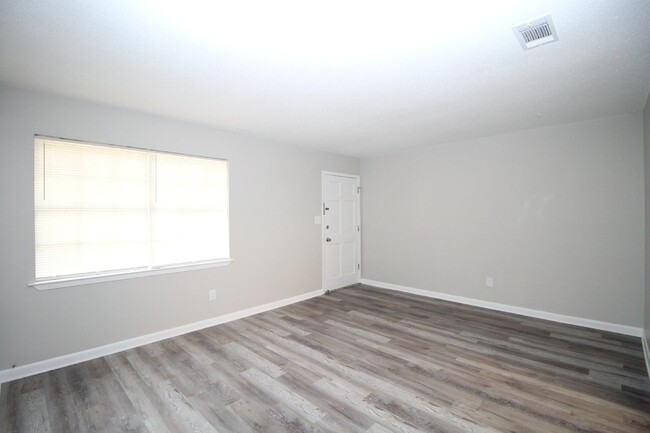 Building Photo - Charming Duplex in North Pensacola: Move-I...