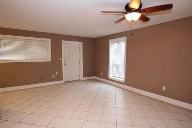 Building Photo - Coastal Condo Living with Pensacola Bay Views, Waterfront Pool Access & Prime Location Near Downt...
