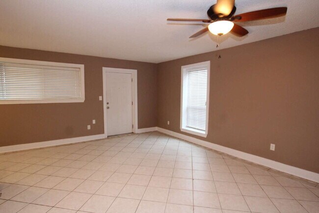 Foto del edificio - Coastal Condo Living with Pensacola Bay Views, Waterfront Pool Access & Prime Location Near Downt...