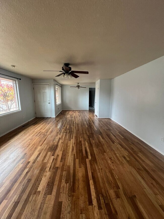 Foto del edificio - Newly Renovated 4 Bedroom, 2 Bathroom Home - Located in Moyina Heights!