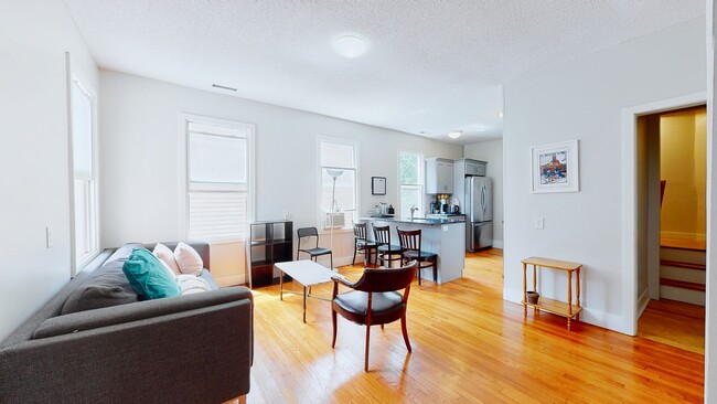 Foto del edificio - 6 Bedroom Apartment in Science Hill, close to downtown! (Laundry In Unit)