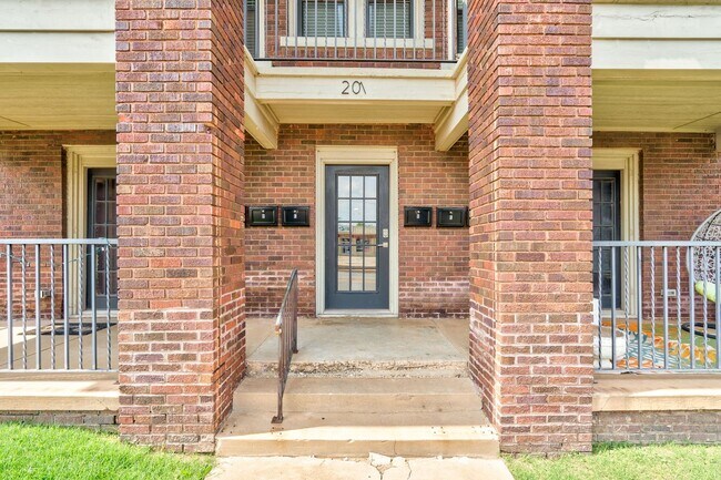 Building Photo - Welcome to this updated 1 Bedroom 1 Bathroom Bungalow Located in the Historic Jefferson Park Dist...