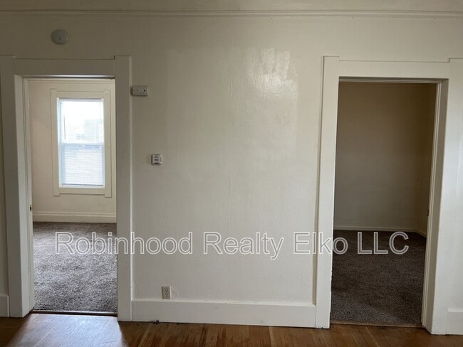 Building Photo - 570 Silver St