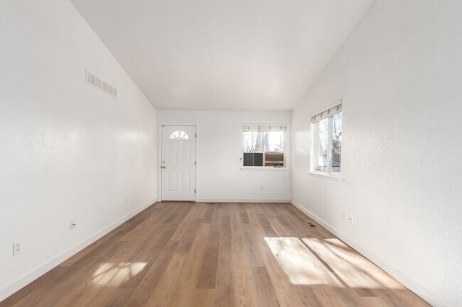 Sala de estar con techos abovedados - 3249 N Madison St