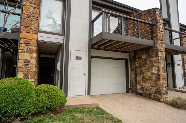 Building Photo - 2 Bed / 2 Bath Condo Near the Gathering Pl...