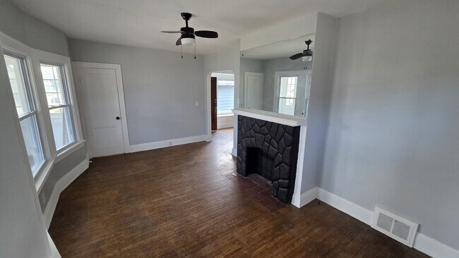 Building Photo - Bright & Airy 2-Bedroom Upper Unit