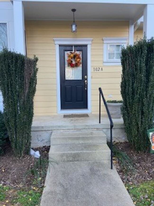Building Photo - Spacious 3 Bedroom Townhouse Close to Down...