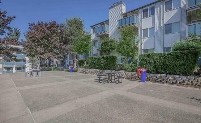 Pasee por los senderos paisajísticos que admiten mascotas y las áreas verdes abiertas de Foster Creek, ideales para residentes. - Foster Creek