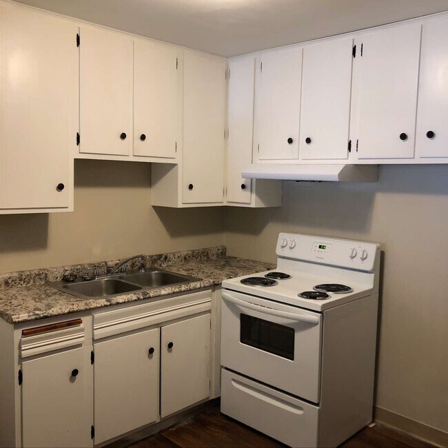 Building Photo - 400 Larpenteur Ave W