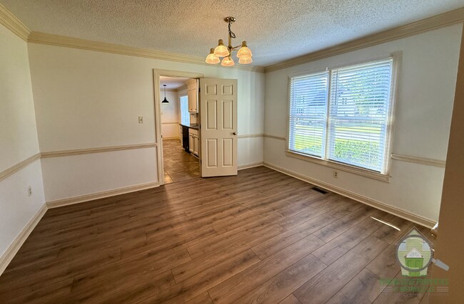 Building Photo - 2071 Howlong Ave