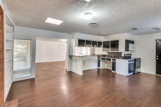 Building Photo - 2101 Bradford Dr