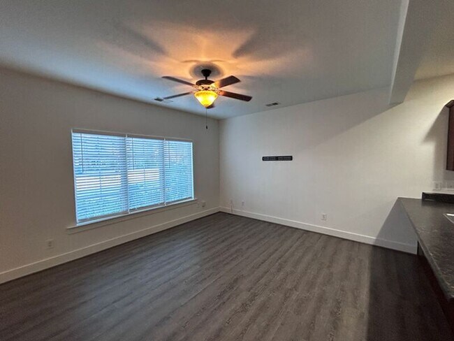 Building Photo - 585 Polo Way