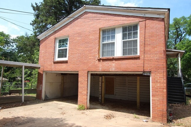 Building Photo - 1420 E Houston St