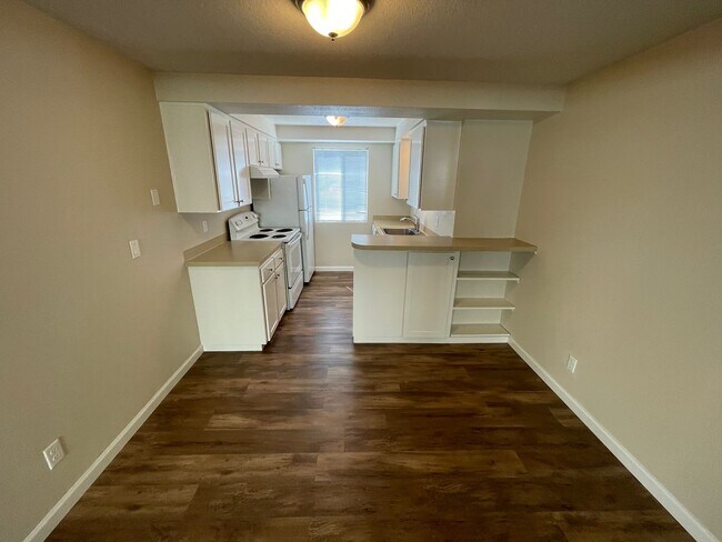 Foto del edificio - GEAR UP FOR SUMMER WITH YOUR AC AND PATIO!