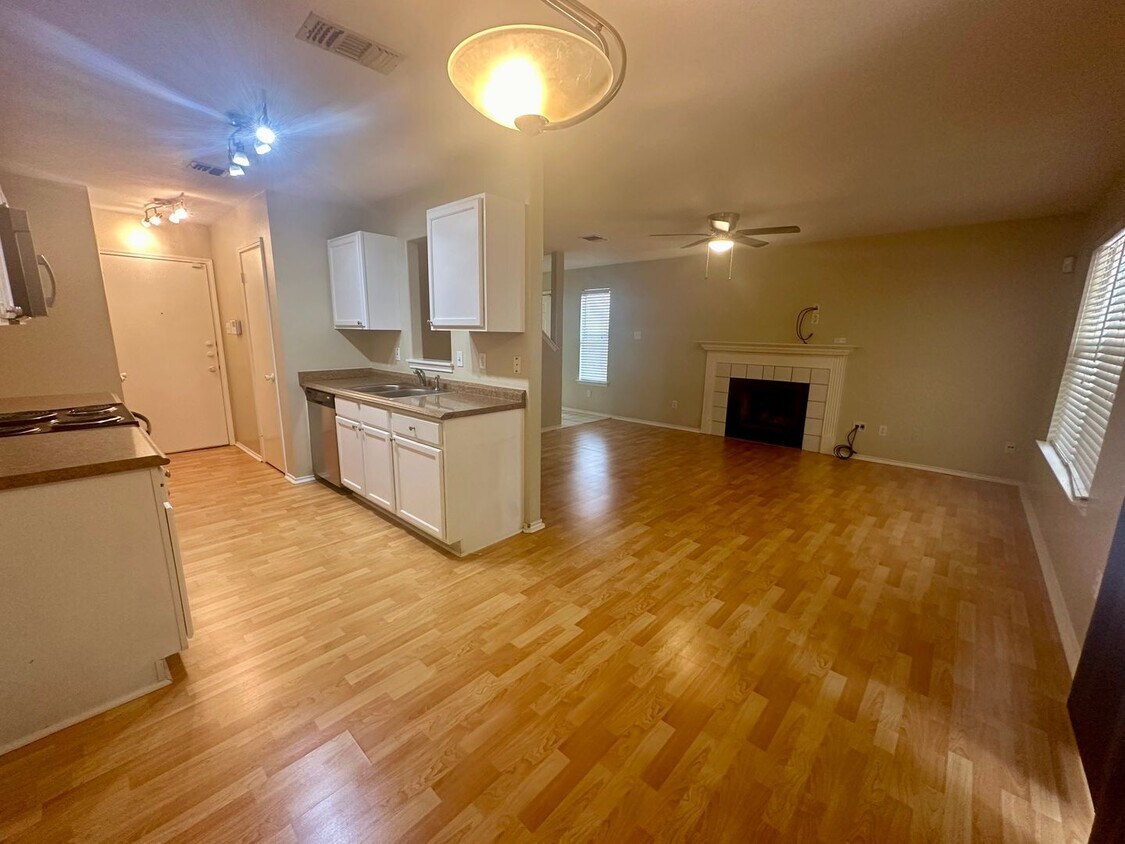 FALL INTO A NEW HOME WITH OUR MOVE-IN SPEC... - August Move-In Special- 3/2.5 in Gated Com...